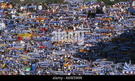 Fans de Karlsruher SC cheer pour leur club dans le Wildparkstadium. Karlsruhe, Bade-Wurtemberg, Allemagne Banque D'Images