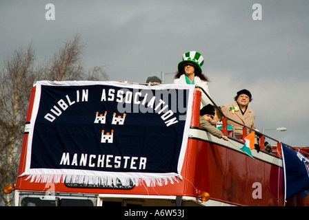 Avec Bus Association Dublin signe sur St.Patrick Day Parade Manchester UK Banque D'Images