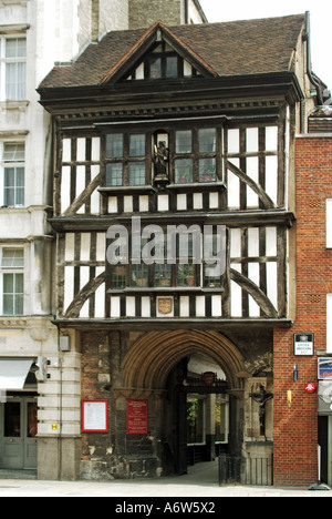 Maison du Prieuré historique à colombages noir et blanc de St Bartholomée le Grand passage de pont mène à l'église normande Ouest Smithfield Londres Royaume-Uni Banque D'Images