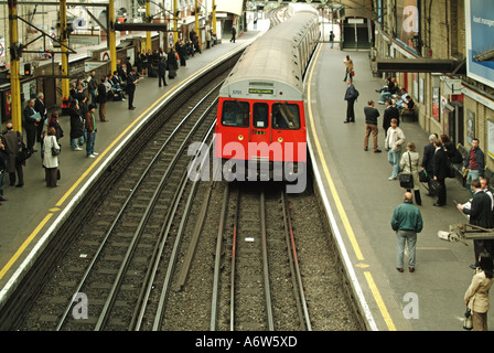 Vue aérienne sur les voies ferrées électrifiées et le train Whitechapel arrivant à la station de métro Farringdon, plates-formes très fréquentées Londres Angleterre Royaume-Uni Banque D'Images