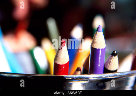 Pot ou seau de crayons de couleur en bois traditionnels colorés pour dessiner ou à colorier, avec aucun peuple Banque D'Images