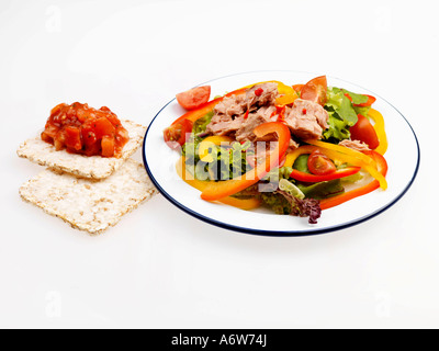 Salade de thon et de gâteaux de riz Banque D'Images