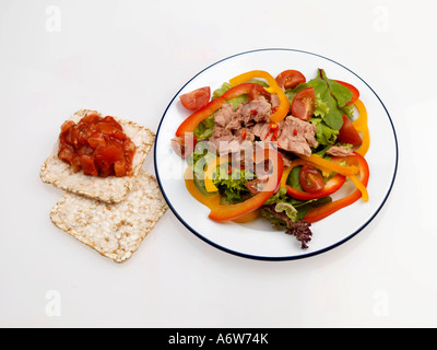 Salade de thon et de gâteaux de riz Banque D'Images