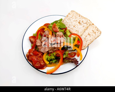 Salade de thon et de gâteaux de riz Banque D'Images