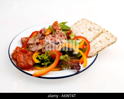 Salade de thon et de gâteaux de riz Banque D'Images