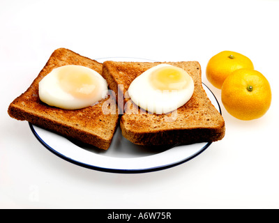 Œufs pochés sur toast complet Banque D'Images