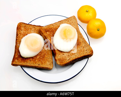 Œufs pochés sur toast complet Banque D'Images