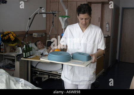 DEU Deutschland Westdeutsches Herzzentrum Essen Klinik fuer thorax und Kardiovaskulare chirurgie Klinik fuer Kardiologie Krankenschwestern BEI der Arbeit auf der Station DEU Allemagne Essen West German Heart Center Clinic for Cardiology infirmiers at Work WICHTIG Fotos duerfen nicht fuer Werbung PR anderer Kliniken Krankenhaeuser eingesetzt werden Banque D'Images