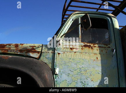 Stock photo de la cabine d'un vieux camion accidenté à Chypre Banque D'Images