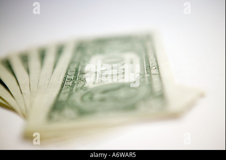 Studio shot of nettoyer un dollar note faned dehors sur un arrière-plan uni, blanc Banque D'Images