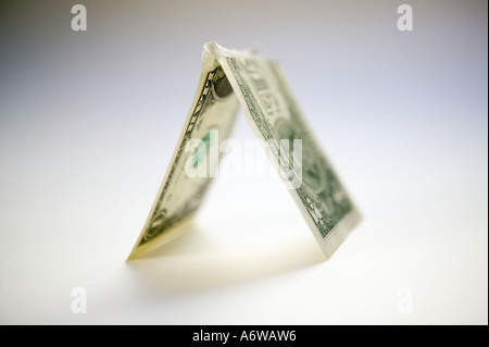 Studio shot of a nettoyer un dollar note coupé en deux dans un triangle sur un arrière-plan uni, blanc Banque D'Images