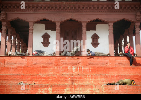 Les sections locales chill out à Katmandou Durbar Square du Népal Banque D'Images