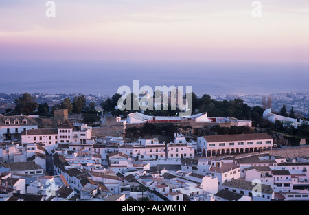 Village de Mijas, Costa del Sol, Andalousie, espagne. Village blanc Pueblo Blanco.Coucher du soleil. Banque D'Images