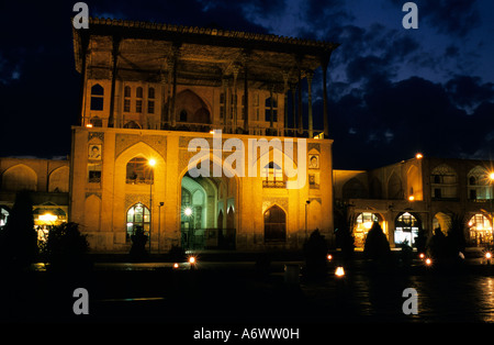 Iran : le Palais d'Ispahan Ali Qapu illuminée au crépuscule Banque D'Images