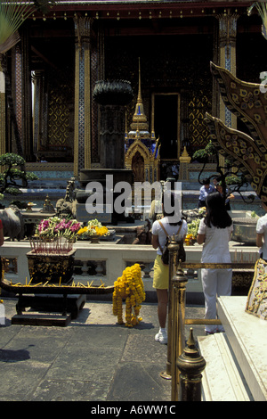 L'Asie, Thaïlande, Bangkok offrandes sur l'autel près de Emerald Buddha bâtiment au Grand Palais Banque D'Images