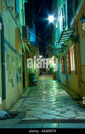 Ruelle vide à la nuit sur l'île de Corfou, Grèce Banque D'Images