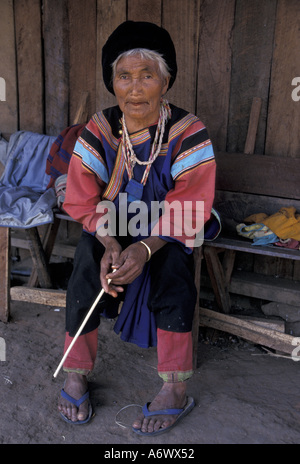 L'Asie, la Thaïlande, le nord de la Thaïlande, près du village de Pai, femme d'une tribu Lisu hill en costume traditionnel Banque D'Images