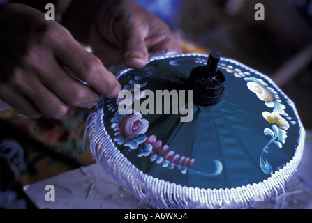 L'Asie, la Thaïlande, le nord de la Thaïlande, près de Chang Mai, Bo Sang Village, Close-up de peinture à la main de papier coloré parapluies Banque D'Images
