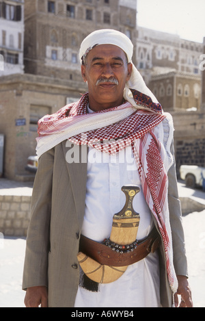 Yémen, Sanaa Yéménite près de Bab Al Sabah, en costume traditionnel, avec manteau, et jambiya. Banque D'Images