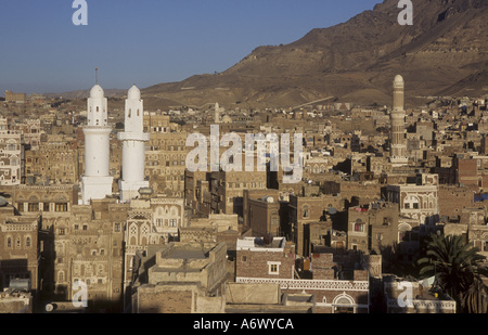 Yémen, Sanaa, Coucher de soleil sur la vieille ville de Sana'a avec ses nombreuses mosquées et minarets Banque D'Images