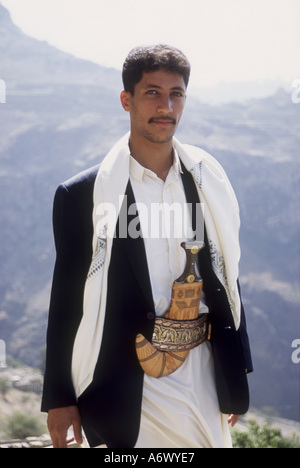 Le Yémen, montagnes Haraz, Portrait de Mohammad Al Jaufii, en robe blanche traditionnelle, jambiya et veste Banque D'Images