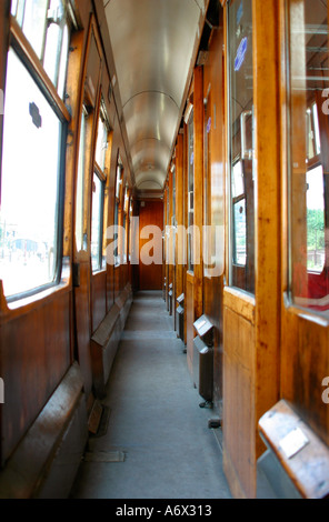 Vue intérieure du corridor de première classe sur train à vapeur Banque D'Images