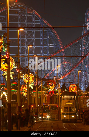 Illuminations de Blackpool avec le Grand Pepsi Max big dipper sur la plage Pleasure Lancashire Banque D'Images