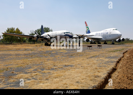 Un Boeing 747SP de South African Airways aux côtés d'un vieux DC4 à l'ASA musée à l'aéroport de Rand à Johannesburg. Banque D'Images