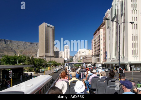 Les touristes à cheval sur un bus à toit ouvert le long d'Adderley Street à Cape Town Afrique du Sud. Banque D'Images