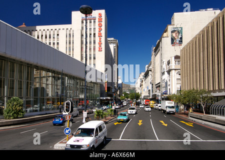 Vue vers le bas Adderley Street (la rue principale) à Cape Town, Afrique du Sud. Banque D'Images