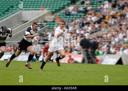 Olly Barkley sont pourchassés en jouant pour l'Angleterre contre les barbares à Twickenham en 2006 Banque D'Images