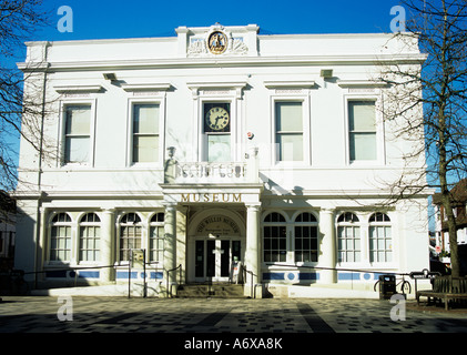 BASINGSTOKE HAMPSHIRE UK Mars Le Musée Willis anciennement le Musée de Basingstoke dans l'ancien hôtel de ville Banque D'Images