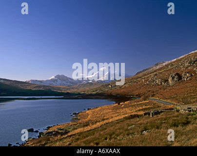 CAPEL CURIG CONWY NORD DU PAYS DE GALLES Royaume-Uni décembre neige couverte de Snowdon Yr Wyddfa de Llynnau Mymbyr dans la lumière tôt le matin Eryri Snowdonia National Park Banque D'Images