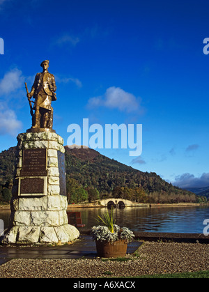 INVERARAY Argyll et Bute Ecosse UK Octobre War Memorial pour les gens perdus dans les deux guerres mondiales se dresse sur le bord du Loch Fyne Banque D'Images