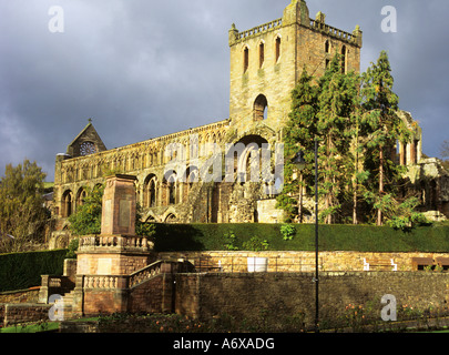 JEDBURGH SCOTTISH BORDERS UK Octobre Ruines de l'Abbaye Augustinienne fondée par David 1 en 1138 brûla en 1523 Banque D'Images