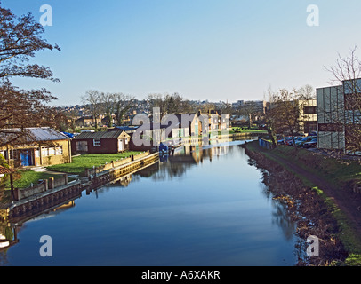 GUILDFORD SURREY UK Février Voir le long de la rivière Wey vers Dapdune Wharf Navigation Banque D'Images