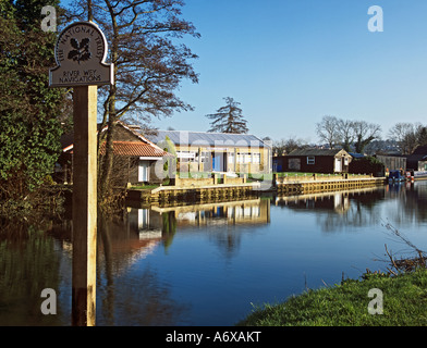 GUILDFORD SURREY UK Février Voir l'autre côté de la rivière Wey avec les Cadets de la navigation en face du bâtiment Banque D'Images