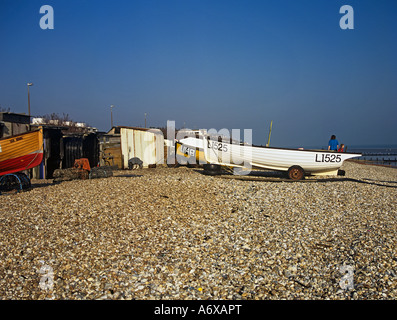 Littlehampton WEST SUSSEX UK Mars bateaux de pêche tiré vers le haut sur la plage de galets sur les remorques Banque D'Images