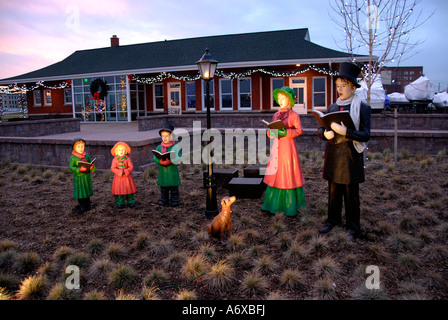 Des statues d'une famille des chants de Noël Banque D'Images