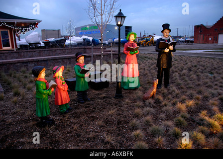 Des statues d'une famille des chants de Noël Banque D'Images