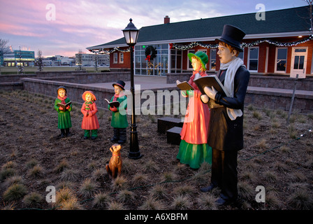 Des statues d'une famille des chants de Noël Banque D'Images