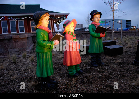 Des statues d'une famille des chants de Noël Banque D'Images