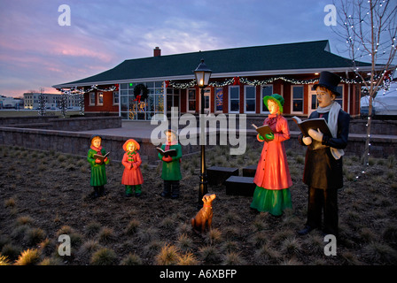 Des statues d'une famille des chants de Noël Banque D'Images