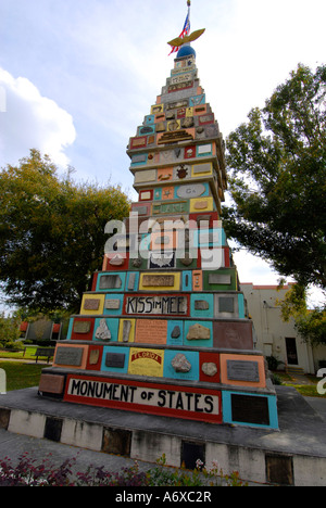 Monument de membres 50e anniversaire avec 50 capsule témoin historique en 2043 le centre-ville de Kissimmee Floride FL Banque D'Images