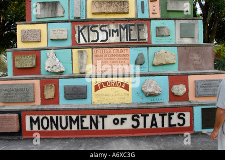 Monument de membres 50e anniversaire avec 50 capsule témoin historique en 2043 le centre-ville de Kissimmee Floride FL Banque D'Images