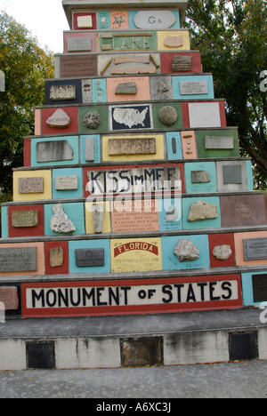 Monument de membres 50e anniversaire avec 50 capsule témoin historique en 2043 le centre-ville de Kissimmee Floride FL Banque D'Images
