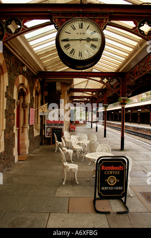 Café de l'horloge et des chaises sur la plate-forme de la gare de great malvern Royaume-Uni worcestershire Banque D'Images