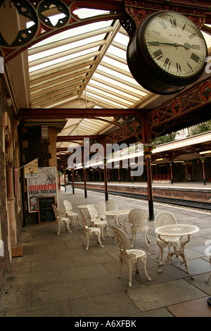 Café de l'horloge et des chaises sur la plate-forme de la gare de great malvern Royaume-Uni worcestershire Banque D'Images