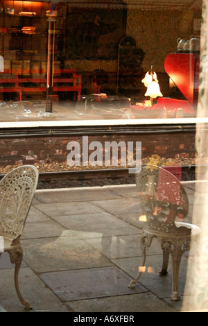 Reflet dans la fenêtre du café de la gare de great malvern worcestershire plate-forme uk Banque D'Images