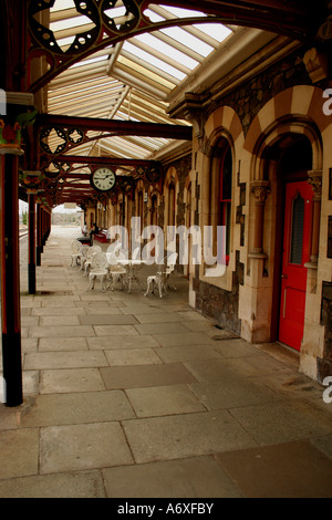 Café de l'horloge et des chaises sur la plate-forme de la gare de great malvern Royaume-Uni worcestershire Banque D'Images